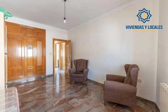 Casa en esquina en venta en Las Gabias — 46