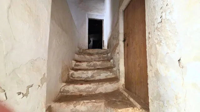 ¿Buscas espacio sin límites? 400 m2 de puro potencial en el corazón de Uleila. — 44
