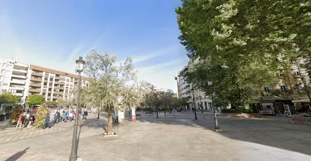 ¡OPORTUNIDAD! Local comercial de 80 m2 en una de las zonas más exclusivas y transitadas de Granada. — 2