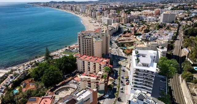 LA EXCLUSIVIDAD EN SU MÁXIMA EXPRESIÓN, A ESCASOS METROS DE LA PLAYA DE CARVAJAL, CON VISTAS AL MAR. — 39