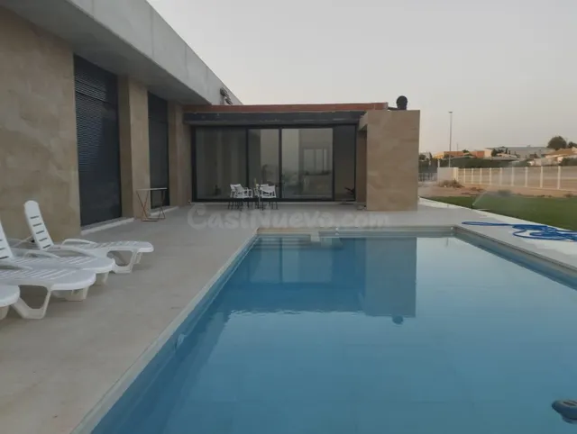 CHALET CON TERRAZA, BARBACOA, JARDÍN Y PISCINA EN PURIAS - L