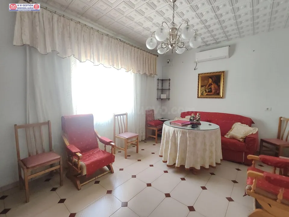 Casa adosada en esquina con dormitorio en planta baja