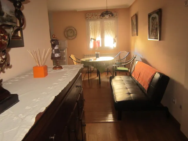 SE VENDE APARTAMENTO AMUEBLADO, SEMINUEVO, COCINA AMERICANA, DORMITORIO, BAÑO, TRASTERO Y GARAJE. — 8