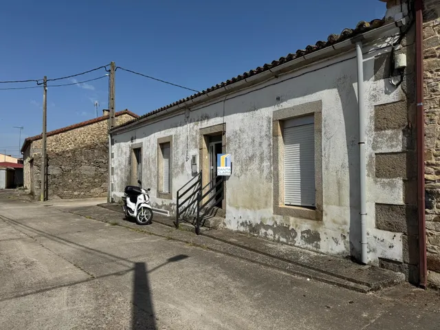 CASA EN VENTA DE 3 DORMITORIOS Y PATIO EN MUGA DE SAYAGO, ZA
