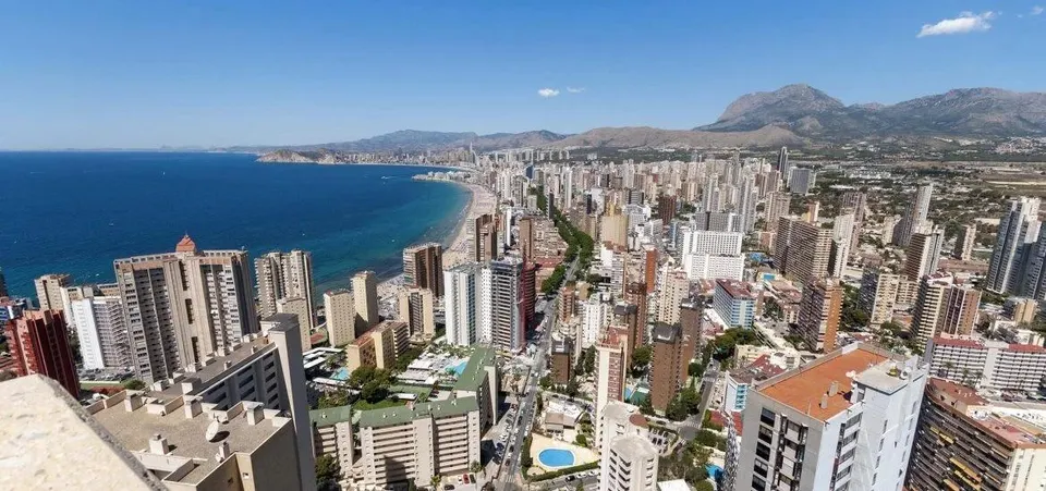Impresionante Ático -Dúplex reformado de lujo y vistas magnificas al mar y bahía de Benidorm.
