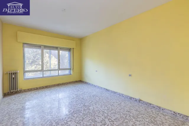 Piso en esquina con terraza y vistas a Plaza Mariana Pineda, Granada — 20