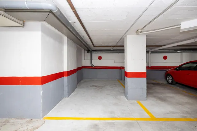 Plaza de garaje en edificio Calle Ledaña, Granada — 14