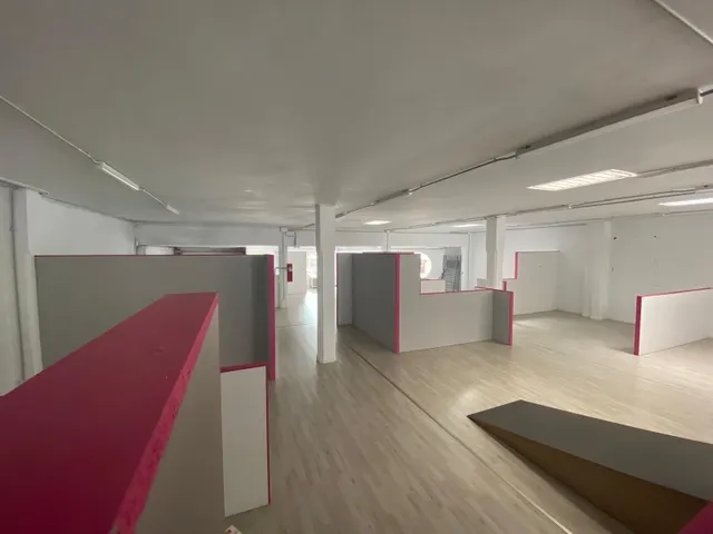 Impresionante local comercial esquinero a tres calles con planta garaje para 12 coches — 12