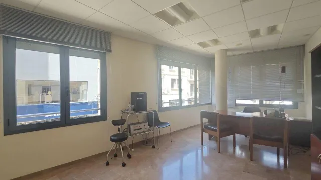 Amplio local comercial con varios despatxos en pleno eje comercial de Manresa — 8
