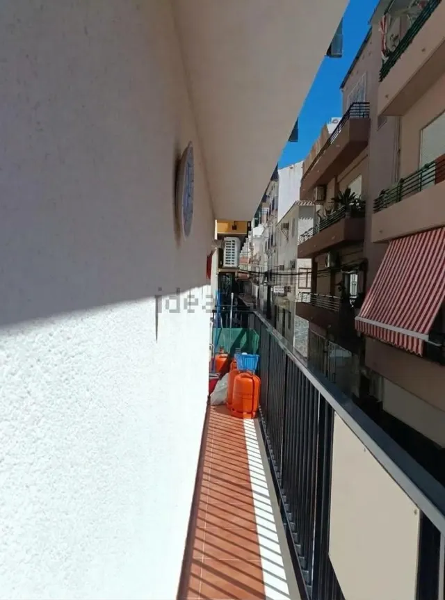 Piso esquinero de 80 m2 con balcón en el centro de Benidorm — 8