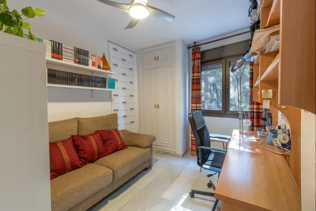 Exclusivo piso señorial con terraza en el Paseo del Salón (Cuesta de Escoriaza), con cochera y trastero. — 42