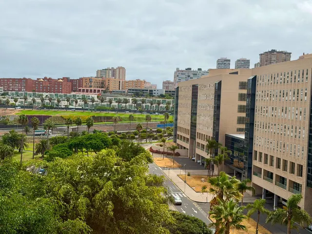 Piso en esquina con terraza junto al Hospital Universitario Dr. Negrín. — 20