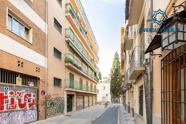Venta de piso de 4 dormitorios y 2 baños en Granada (Zona Centro) — 25