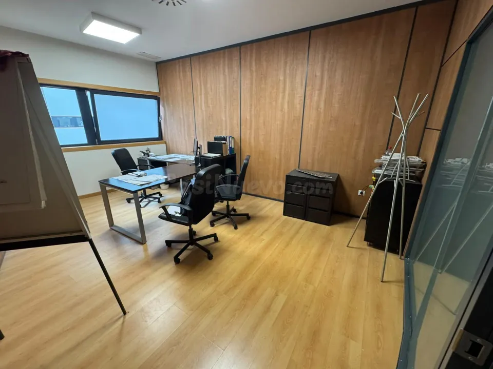 SE ALQUILAN OFICINAS EN LOS BARRIOS, AZABACHE CENTRO DE NEGOCIOS.