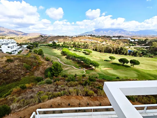 Exclusivo Ático Dúplex en Primera Línea de Golf | 215,51 m2 de Lujo, Vistas Abiertas y Solárium Privado — 2