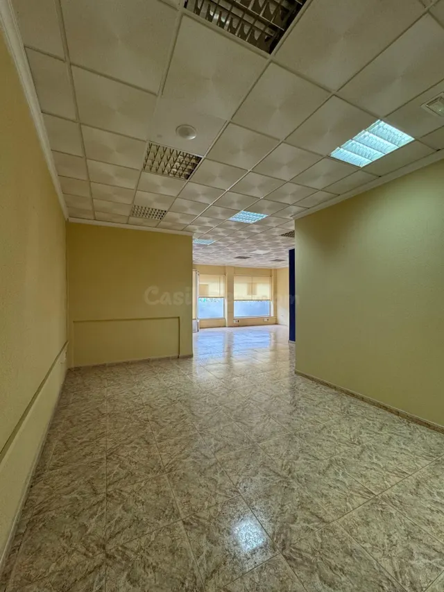 Local de 180 m2 en Barrio Peral. — 2