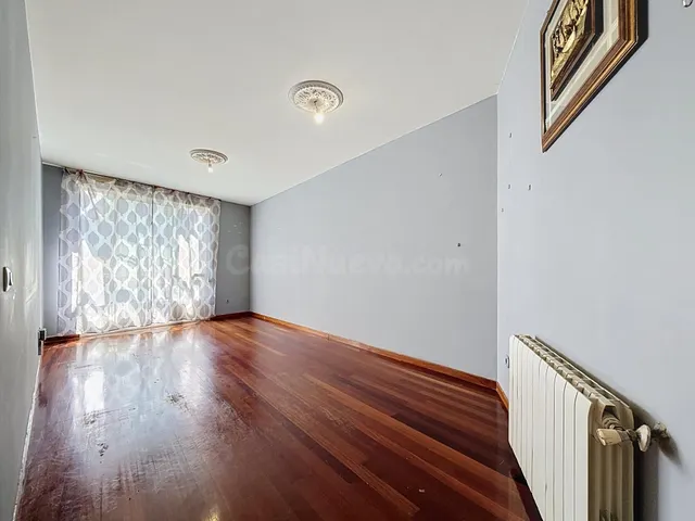 Amplio Piso en el Corazón de Boiro a Reformar por €150,000 - foto 2