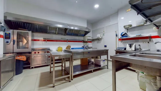 GRAN RESTAURANTE CON ESPACIOSA TERRAZA — 8