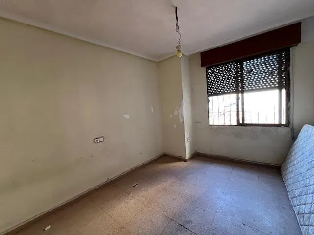 Oportunidad Inmobiliaria en Catral con : Casa Adosada Esquinera con Gran Potencial. — 9