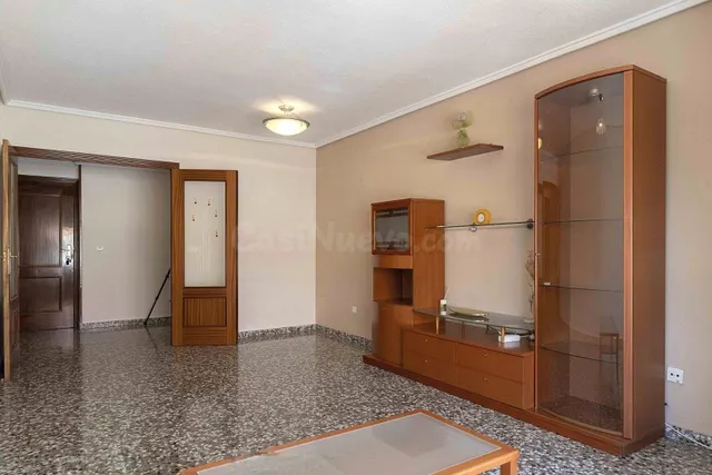 Amplia vivienda de 4 dormitorios con garaje, trastero y metro a pocos minutos — 2