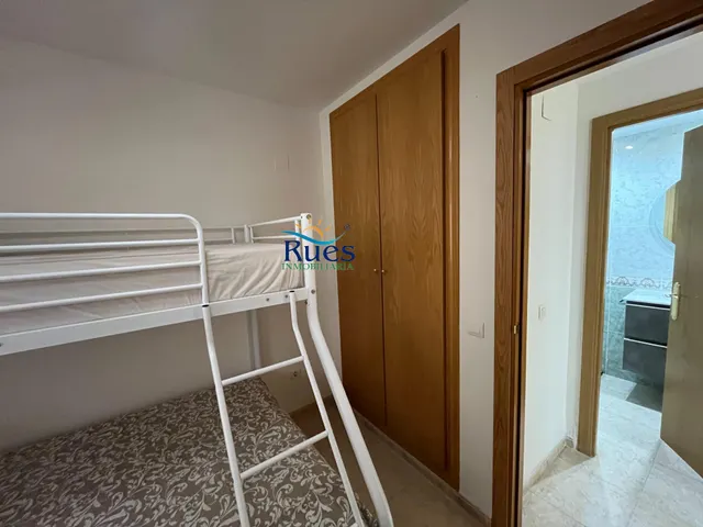 Piso reformado en primera línea del mar con terraza y piscina comunitaria — 31