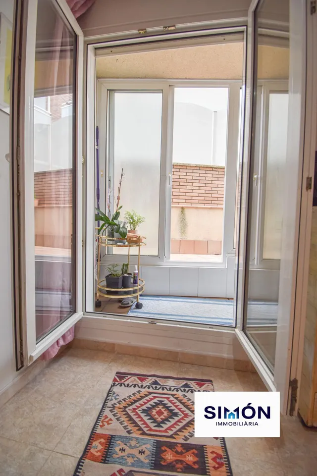 ¡FANTÁSTICA OPORTUNIDAD EN SANTPEDOR! Piso de 3 habitaciones dobles, con balcón y terraza. — 40