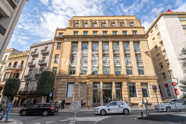 SE VENDE PISO DE 300 METROS CON MUCHAS POSIBILIDADES EN PLAZ - foto 2