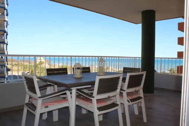 Apartamento seminuevo con vistas al mar y con piscina