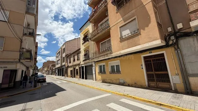 Amplio y luminoso piso en venta en Almansa, Albacete por €98 - foto 2