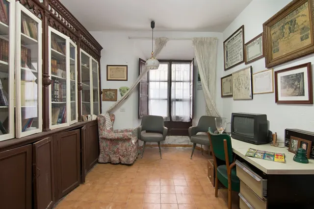 Escpecatcular Casa- Edficicio en el Centro de Baza — 50