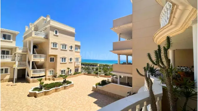 Piso con terraza, garaje y piscina en Guardamar del Segura - foto 5