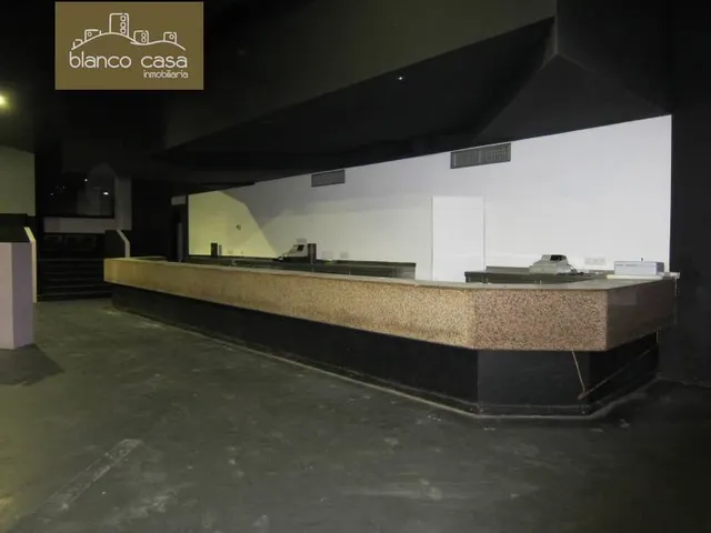 Emblemático local de 1.000m2 en el centro de Carballo por 1.300€/mes — 28
