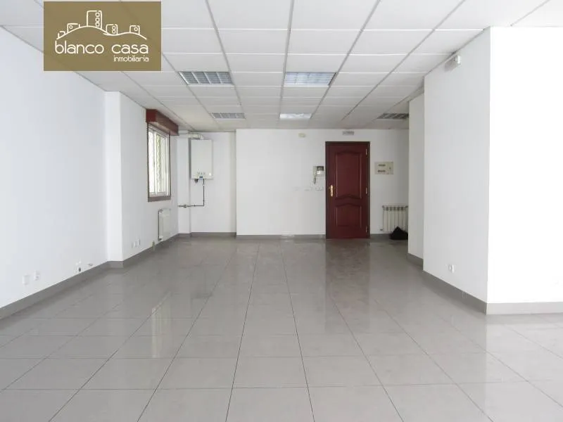 Alquiler de local para oficina de 66m2 en calle peatonal y comercial por 385€/mes
