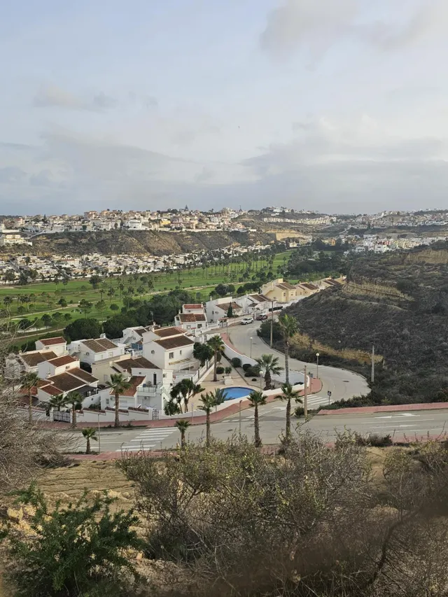 PARCELA URBANA DE 1.142 M2 EN CIUDAD QUESADA FRENTE AL CAMPO - foto 2