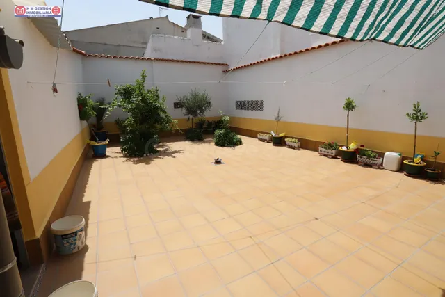 CASA PARA ENTRAR A VIVIR CON 3 DORMITORIOS, PATIO DE 90 m2 Y - foto 2