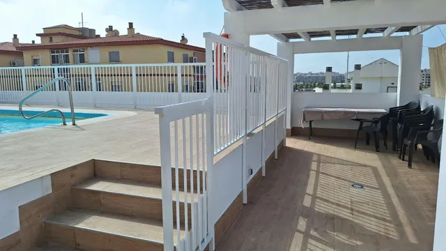 PISO EN MUY BUEN ESTADO DE CONSERVACIÓN CON PISCINA COMUNITARIA Y GARAJE EN EL MISMO EDIFICIO — 28