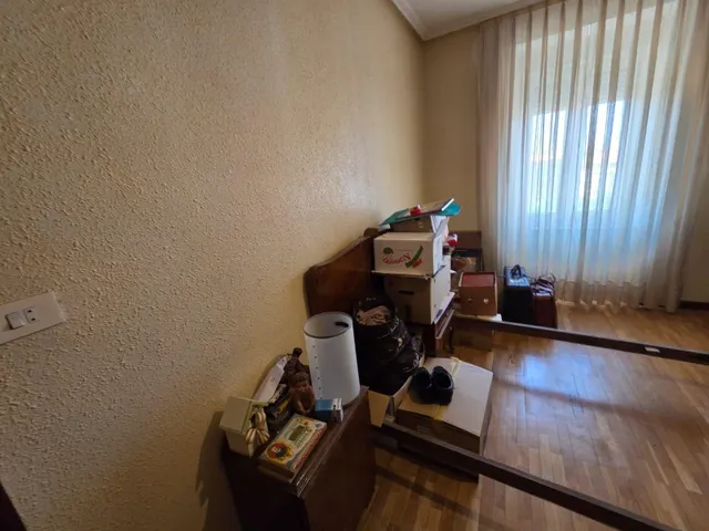 SE VENDE CASA EN VALENCIA DE DON JUAN, 2 PLANTAS, 5 HAB., 2 COCINA, BAÑO, ASEO, PATIO, COCHERA. — 14