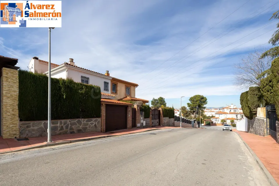 ✨ ¡Tu nuevo hogar con piscina a solo 15 minutos de Granada!