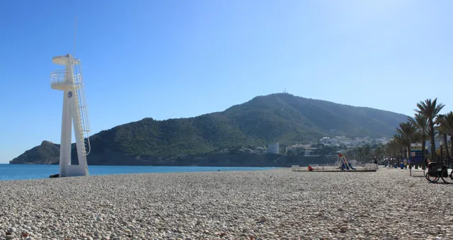 se vende restaurante, equipado a 50 de la playa. Terraza cerrada. — 18