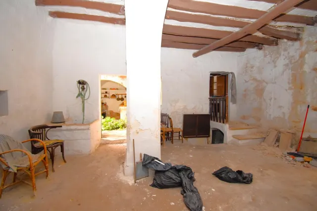 Casa para reformar con garaje en el centro de Muro - foto 5