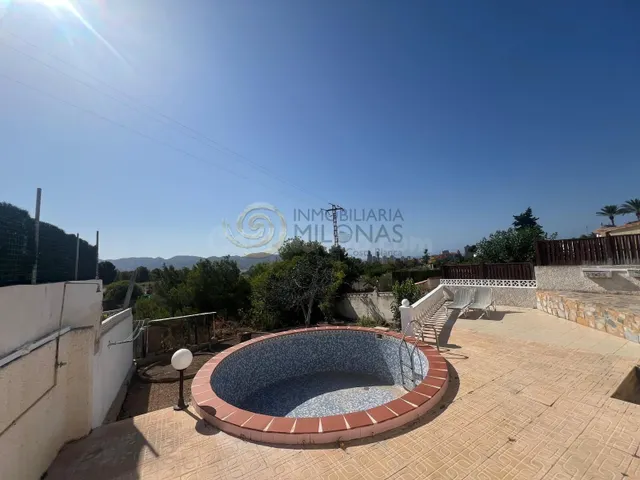 Inversión estratégica en Benidorm: Chalet independiente con  - foto 5