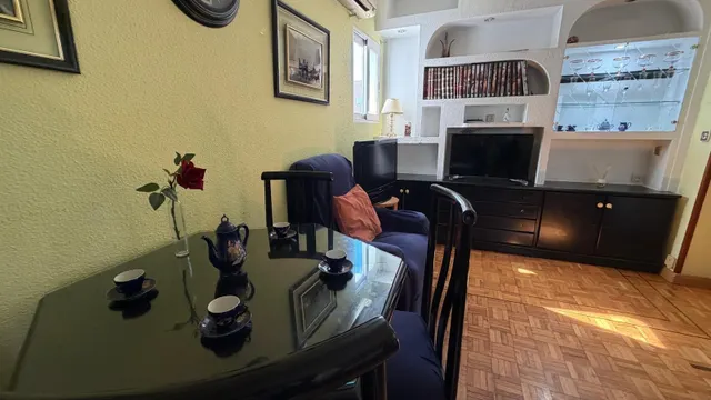 Oportunidad en calle alcala, piso de 3 dormitorios, 2 salones, 2 baños, terraza y ascensor. — 35
