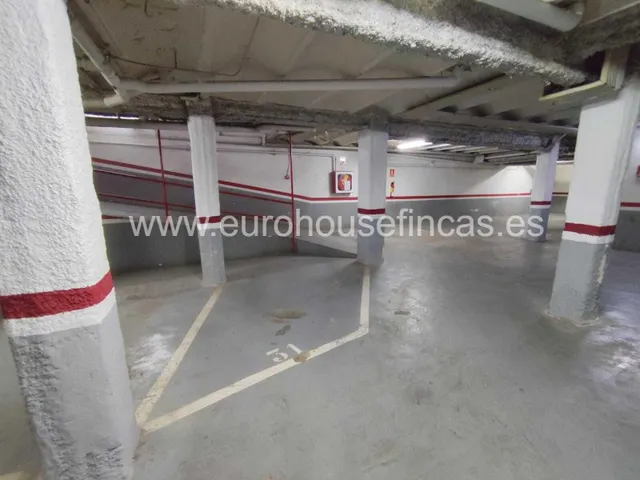 ¡Oportunidad de compra! Plaza de aparcamiento en venta en la Calle Portbou, Sants! — 7