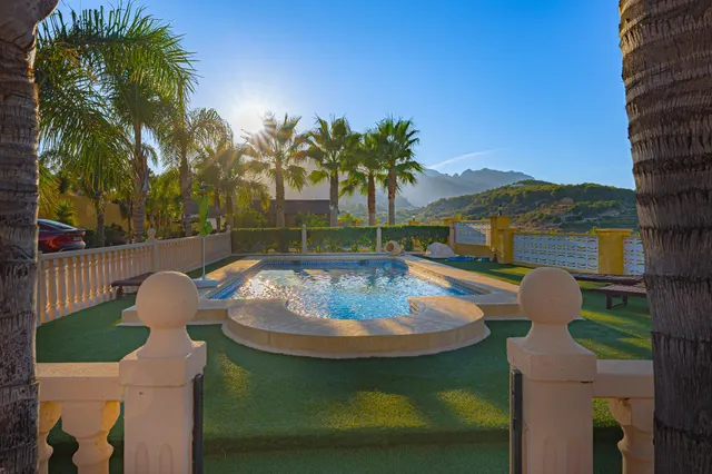 VILLA EXCLUSIVA EN LA NUCÍA | PARCELA DE 3.947 m2, PISCINA P