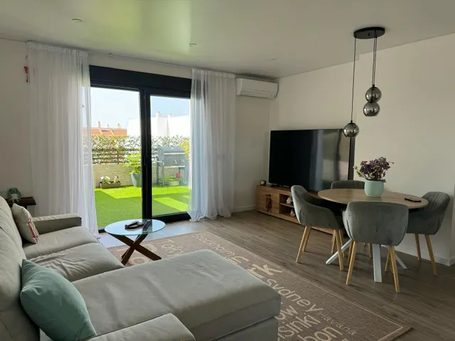 Ático orientado al sur con vistas al mar y amplia terraza en el centro de Torrevieja — 5