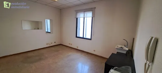 Oficina en alquiler en zona céntrica de negocios de Burgos. — 2