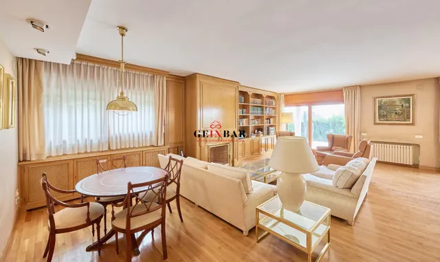ESPETACULAR CASA EN ZONA EXCLUSIVA Y TRANQUILA CON JARDÍN — 12