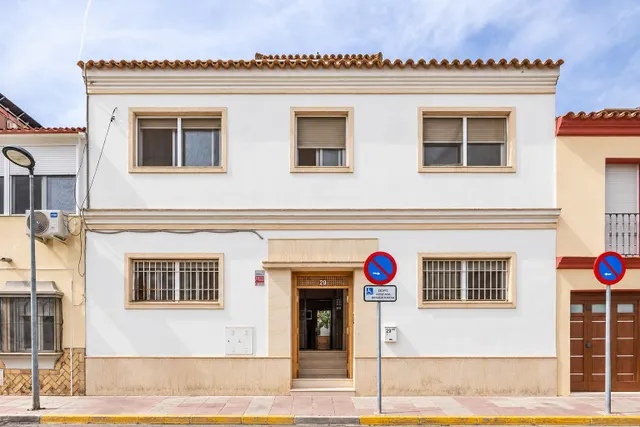 Fabulosa casa con patio ajardinado en Gelves, a diez minutos del centro de Sevilla. — 35