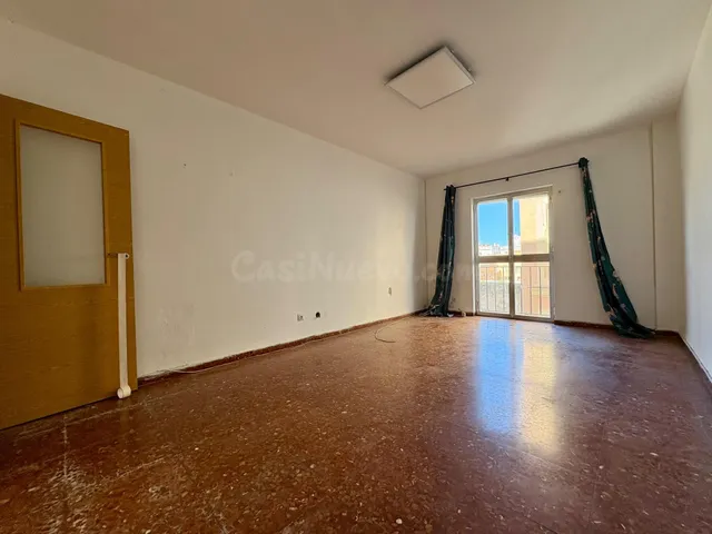 Piso para reformar junto al Mercado de Abastos de Cádiz - foto 2