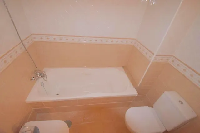 Amplio piso SE VENDE en Torrevieja – 3 habitaciones, terraza y garaje incluido — 28